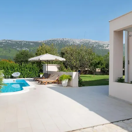 فيلة Relax Tanasia With A Pool Near Split