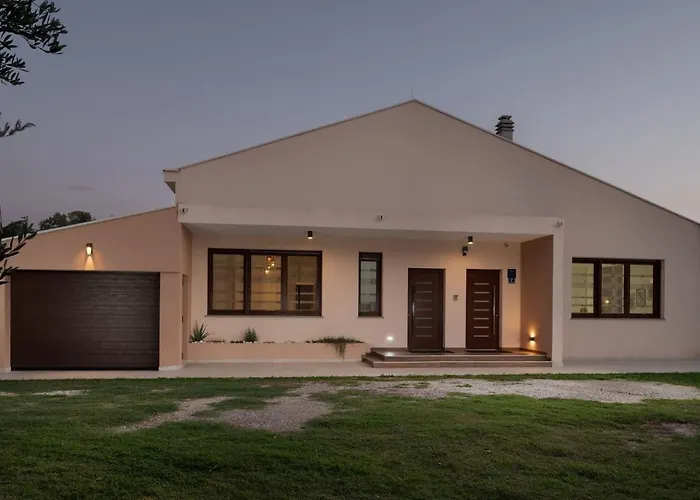 Relax Tanasia With A Pool Near Split Villa *
