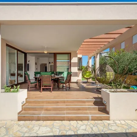 Relax Tanasia With A Pool Near Split Vila Kaštela