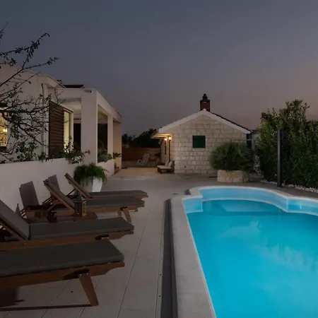 ヴィラ Relax Tanasia With A Pool Near Split *