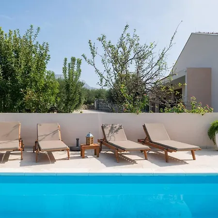 Relax Tanasia With A Pool Near Split 빌라 *