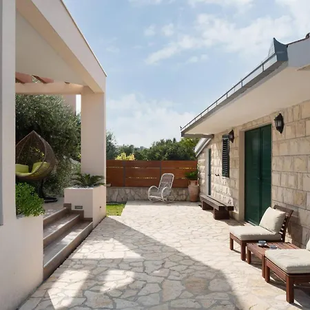Relax Tanasia With A Pool Near Split Kastela