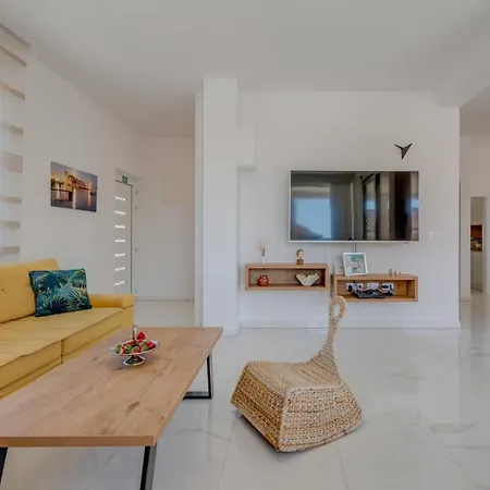 Relax Tanasia With A Pool Near Split Villa *