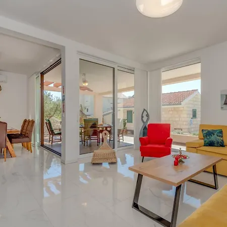 Relax Tanasia With A Pool Near Split Kastela