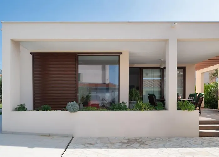 Relax Tanasia With A Pool Near Split فيلة