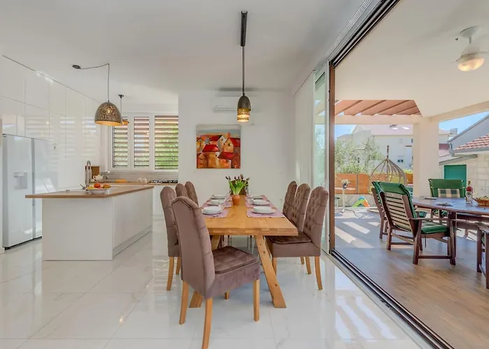 Relax Tanasia With A Pool Near Split فيلة *