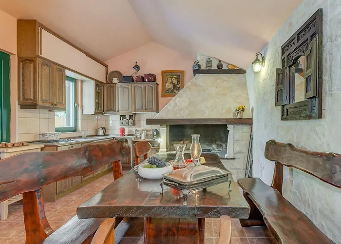 Relax Tanasia With A Pool Near Split فيلة *